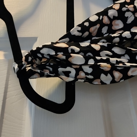 Gorgeous v-neck Intimately's body suit with snaps - Picture 5 of 8